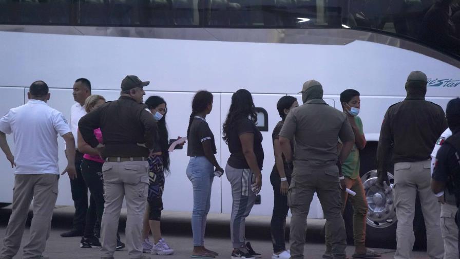 México alista un botón de pánico en teléfono para que sus migrantes alerten al ser detenidos en EEUU