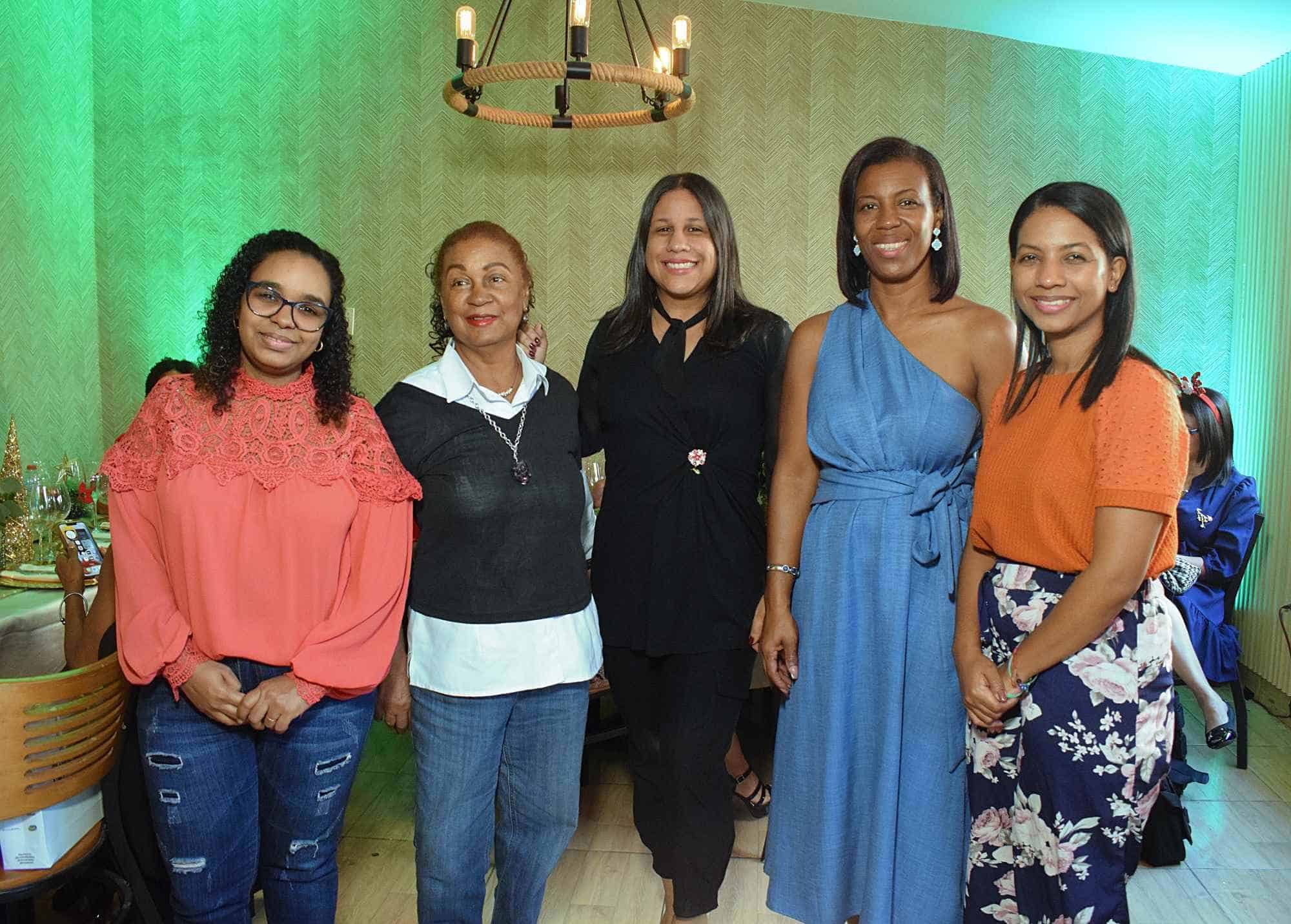 Anibelca Martinez, Margarita Brito, Lisbel Sánchez, Lidia Mora y Shawel Peña.