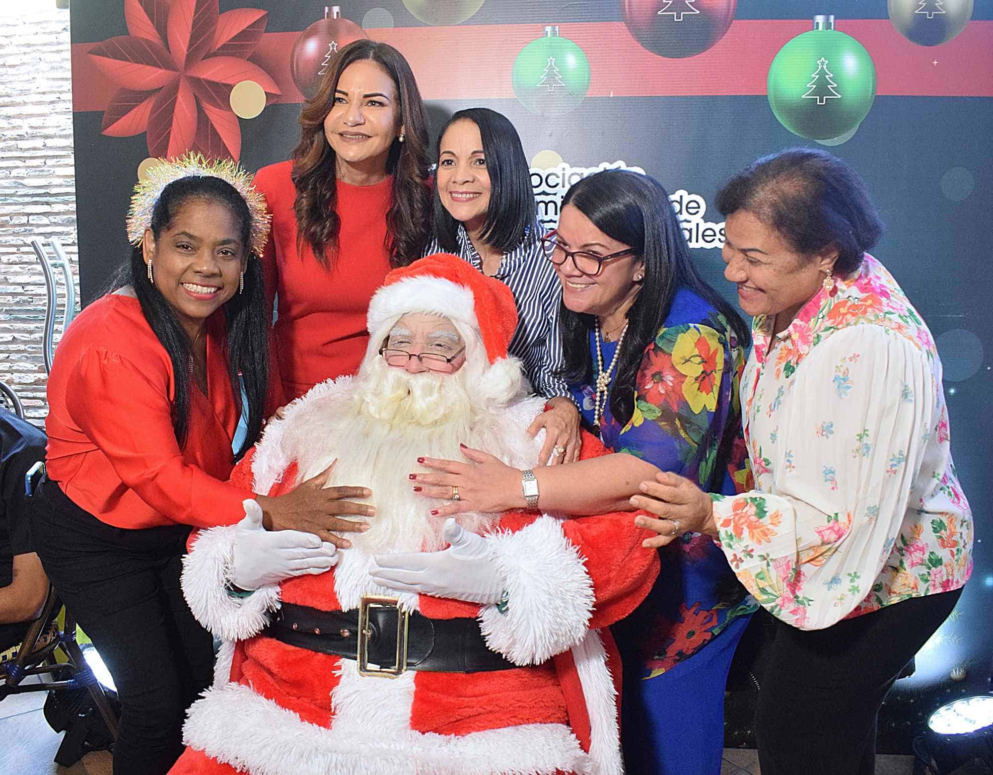 Miguelina Santos, Celeste Pérez, Marta Queliz, Matilde Howley y Rosa Moreno junto a Santa Claus.