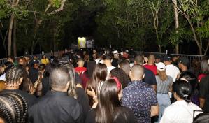 Fanáticos de Aventura corean desde la fila las canciones de El Blachy