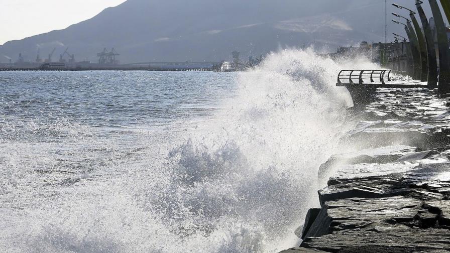 Un fuerte oleaje en el norte de Perú arrastra decenas de barcos y causa inundaciones