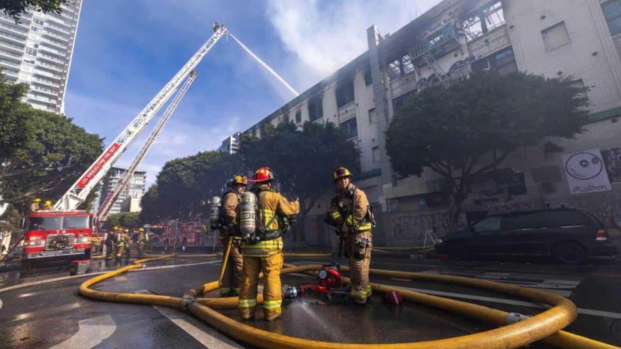 Un incendio destruye el Hotel Morrison de Los Ángeles, portada del álbum de The Doors