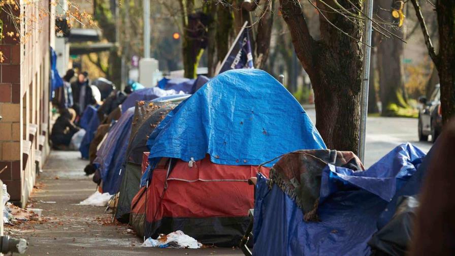 Trump firma orden ejecutiva que facilita la remoción de personas sin hogar de las calles Trump firma orden ejecutiva que facilita la remoción de personas sin hogar de las calles