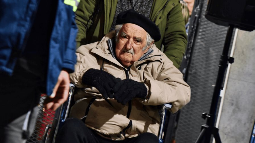 Le colocan un stent en el esófago a José Mujica en una exitosa intervención quirúrgica