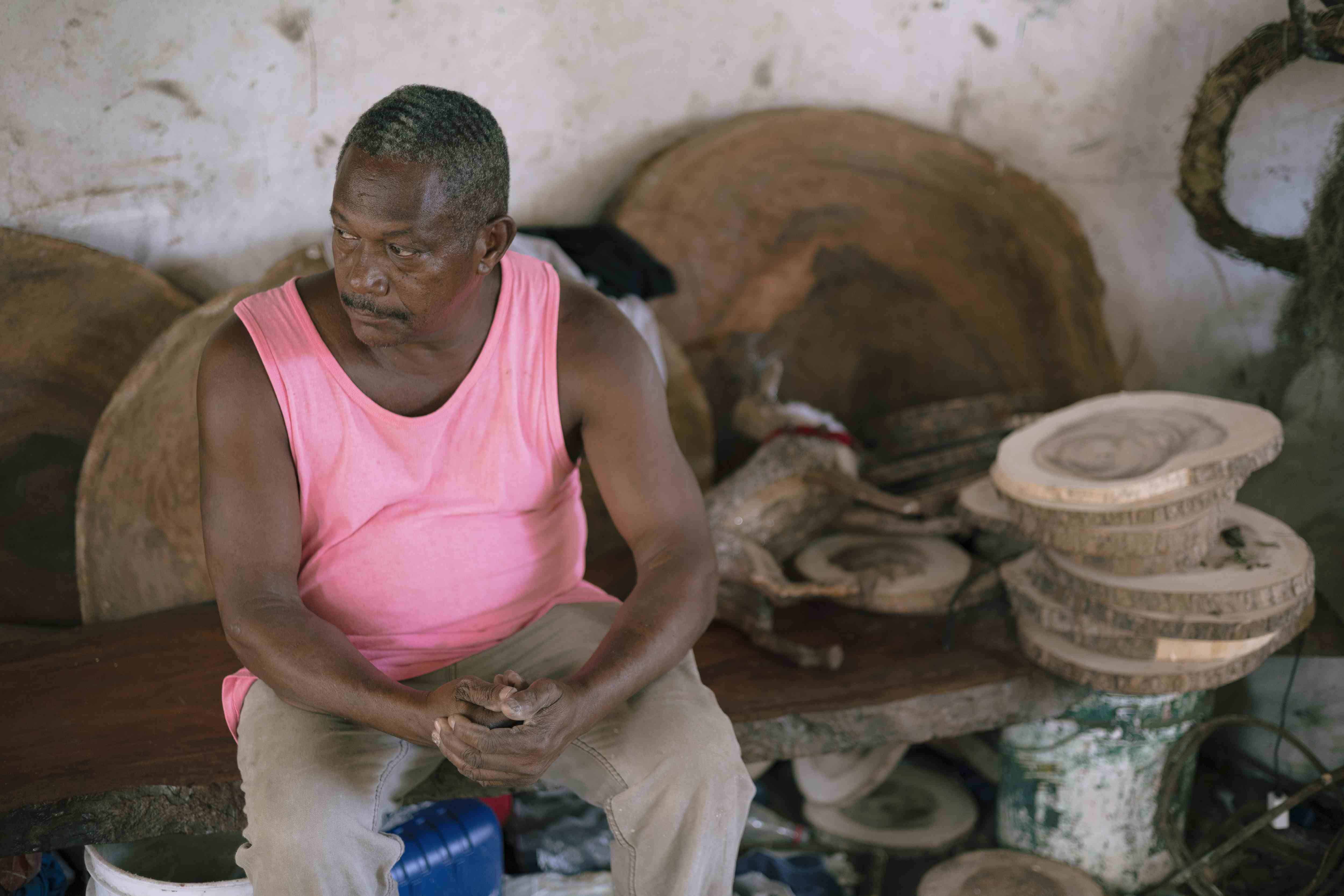 La venta de artesanías en el taller de Reynaldo De Jesús no se limitan a la época navideña. Mesas, bancos y canastas se venden todo el año.