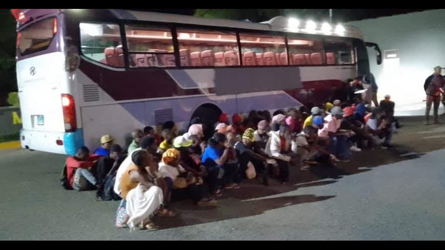 Apresado hombre que franqueaba autobús detenido con 70 haitianos indocumentados en Azua