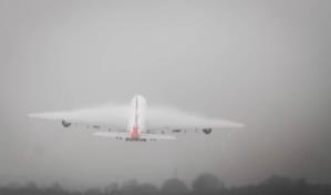 Densa niebla interrumpe vuelos en el fin de semana más concurrido del Reino Unido