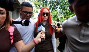 Esposa de Daddy Yankee entrega documentos y dejan sin efecto orden de arresto contra ella