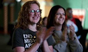 Aumentan los abortos en EEUU: las mujeres optan por píldoras y viajes en un contexto complejo