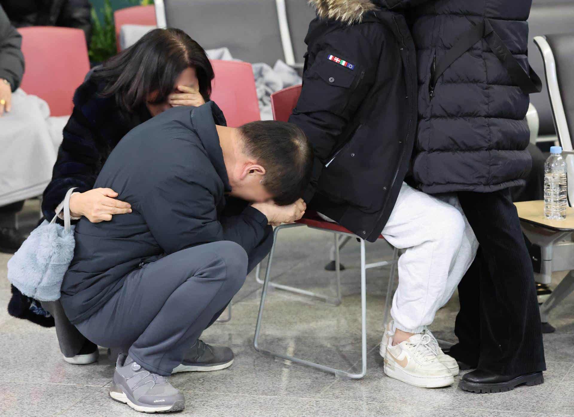 Familiares lloran la muerte de sus seres queridos que viajaban en el avión accidentado este domingo en Corea del Sur.