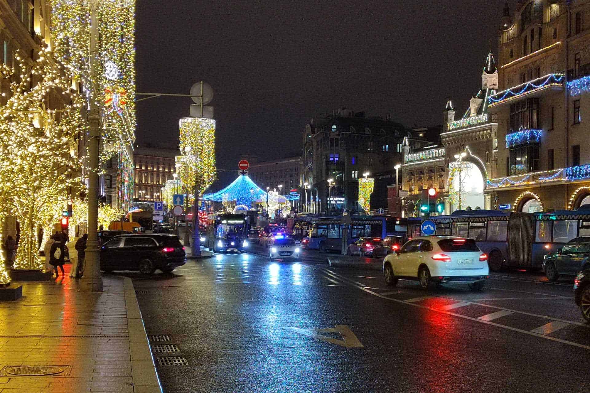 La capital rusa se ha vestido de luces para celebrar el Año Nuevo, la fiesta más querida y esperada de los rusos, que reciben ya por tercera vez con los ecos de la cruenta guerra en Ucrania.