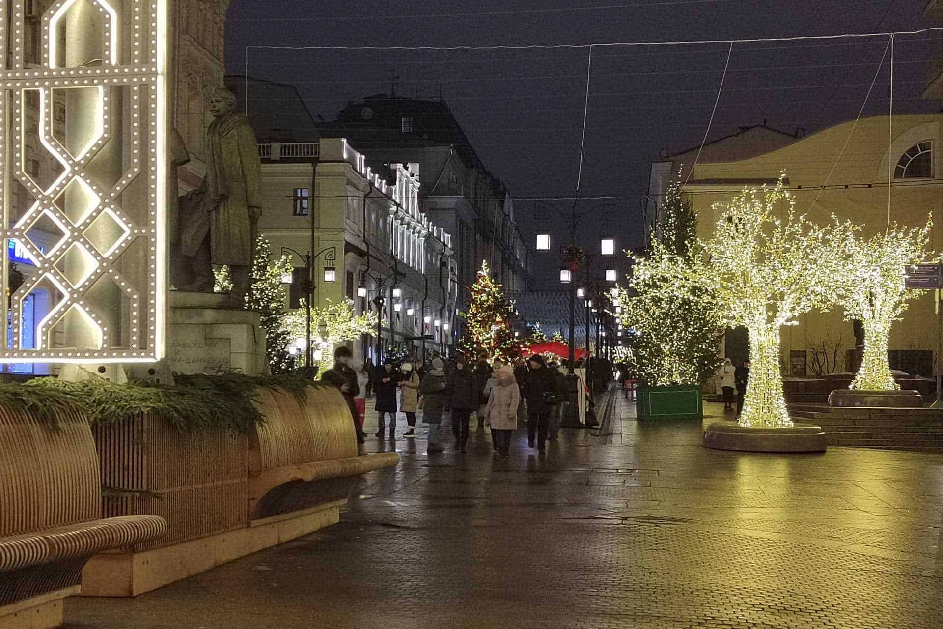 La capital rusa se ha vestido de luces para celebrar el Año Nuevo, la fiesta más querida y esperada de los rusos, que reciben ya por tercera vez con los ecos de la cruenta guerra en Ucrania.