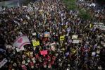 Decenas de israelíes exigen frente a las casas de miembros del Gobierno acuerdo de rehenes