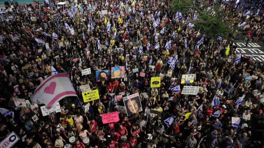 Decenas de israelíes exigen frente a las casas de miembros del Gobierno acuerdo de rehenes