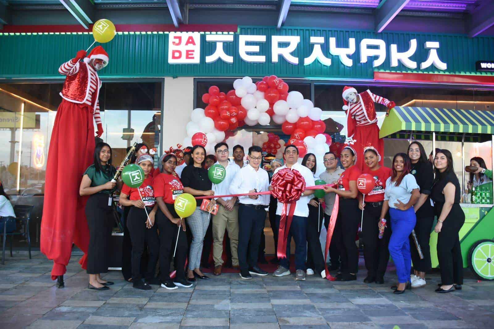 Los empleados celebran la apertura de la nueva sucursal.