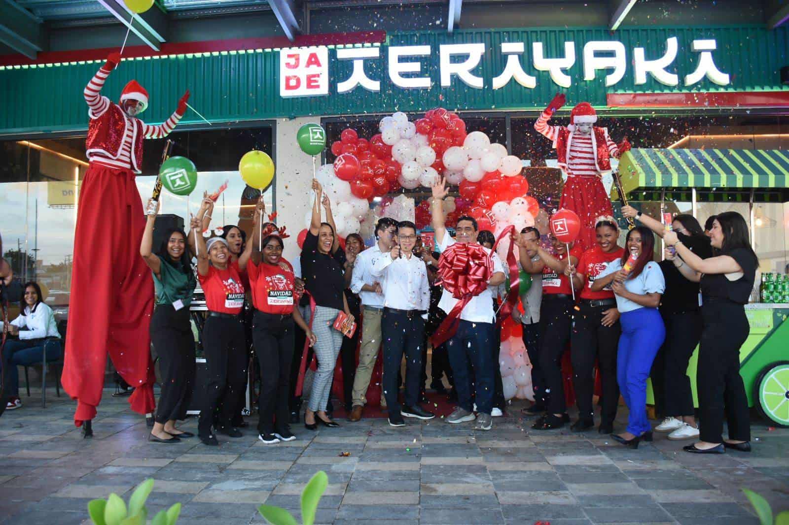 Los empleados celebran la apertura de la nueva sucursal.