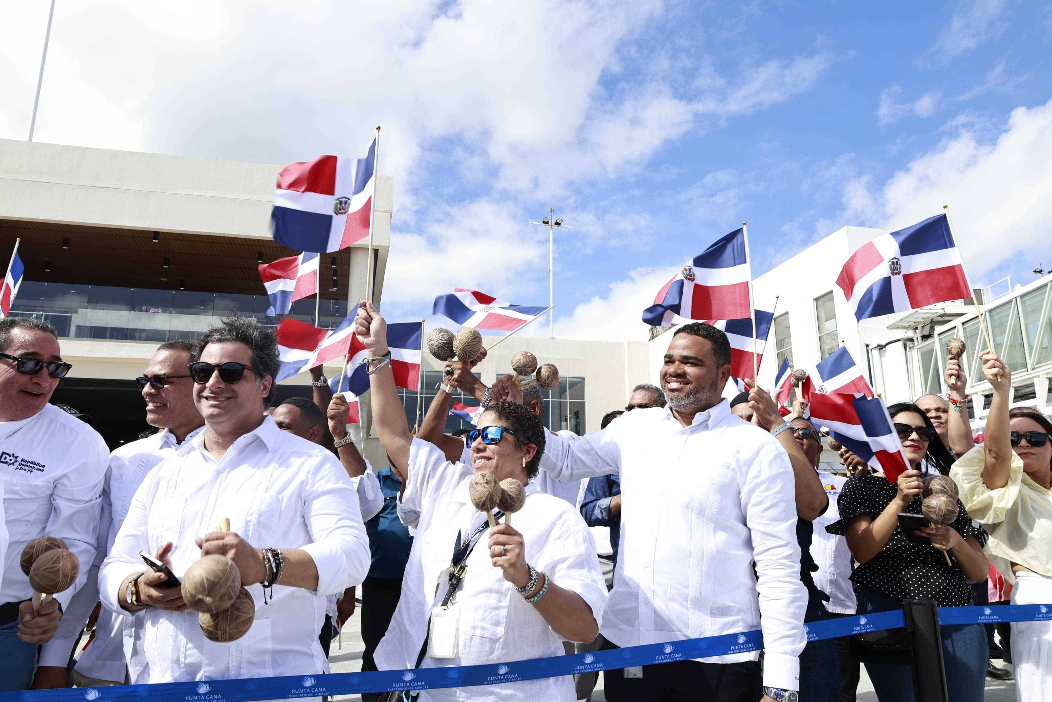 En el aeropuerto fueron recibidos con algarabía.