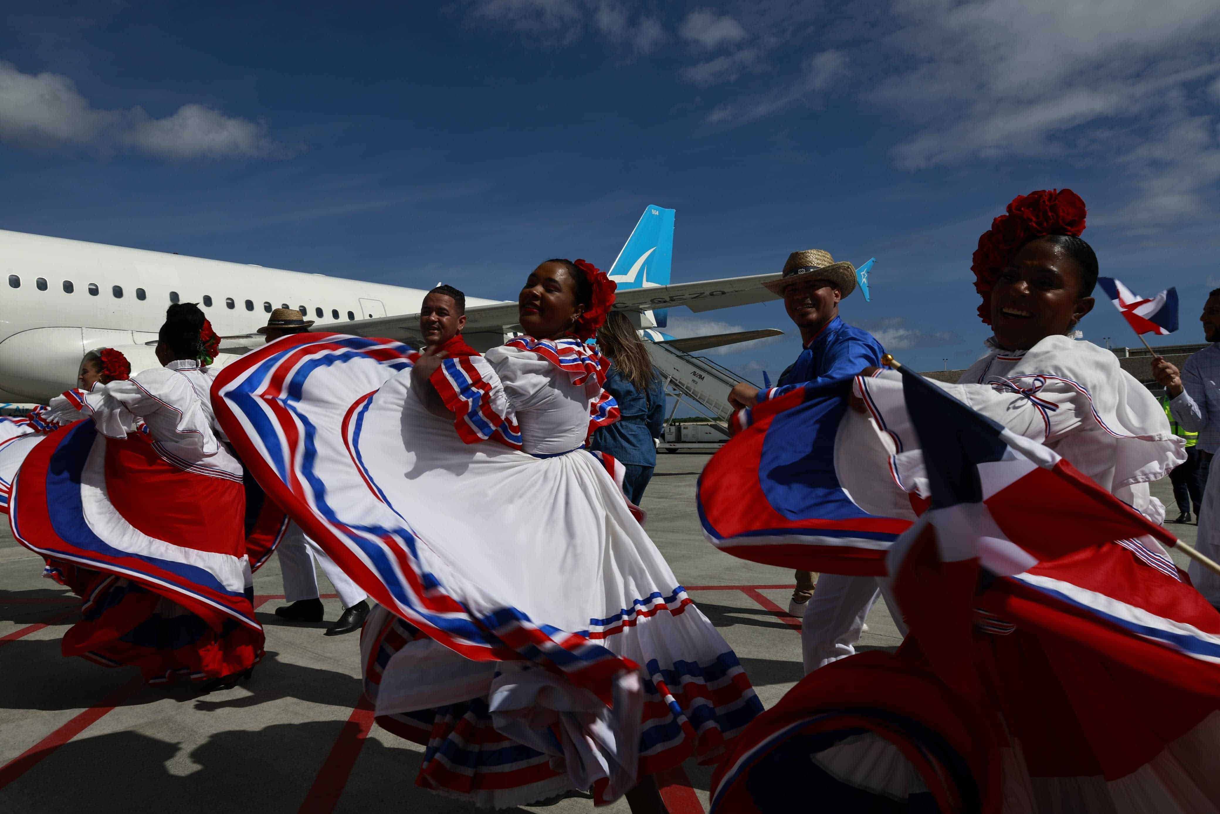 En el aeropuerto de Punta Cana se bailó merengue para recibir a los visitantes.