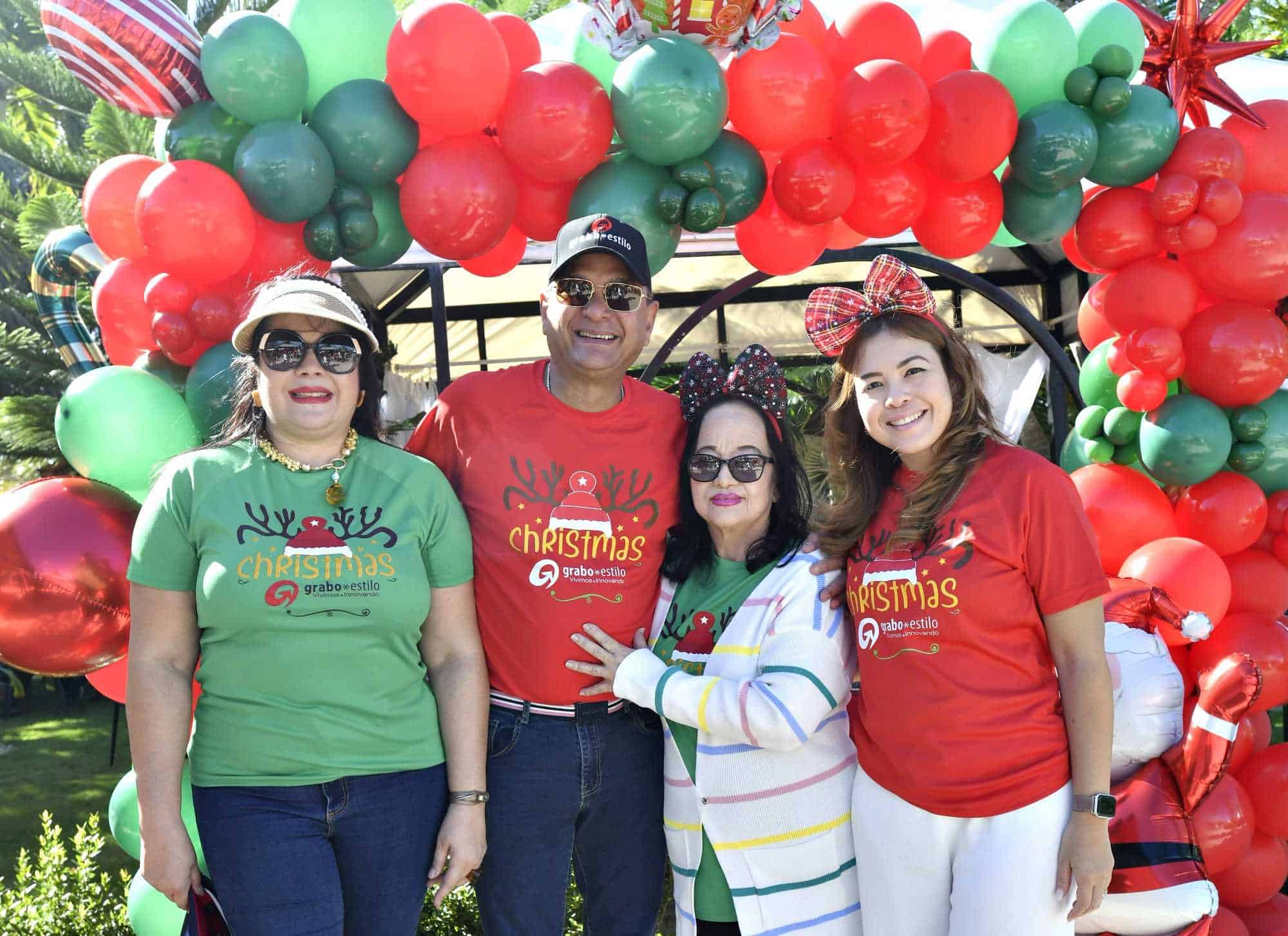 Sulin Lantigua de Glass, Ignacio Glass, Violeta Mirabal y Suilan Lantigua.