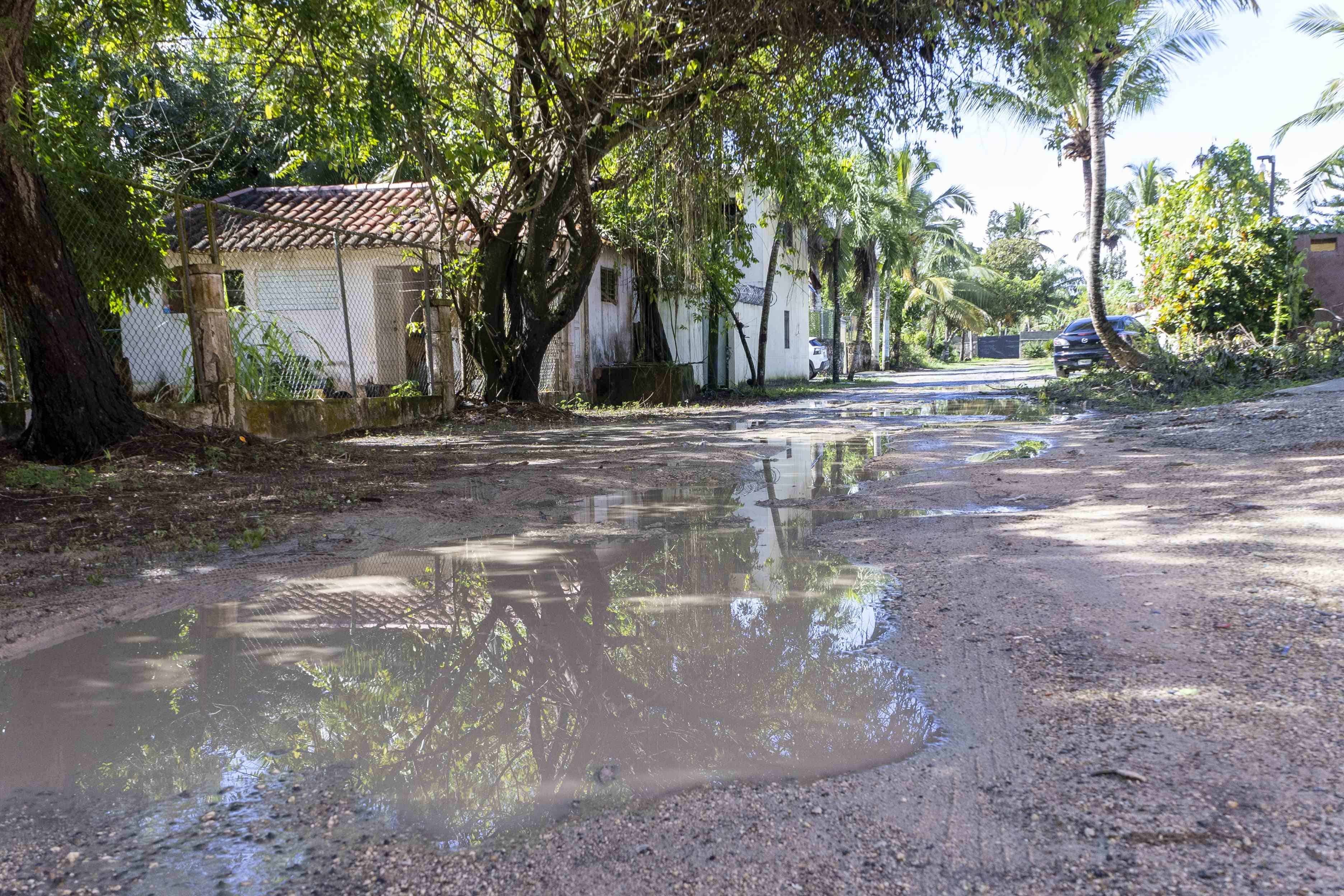 Calles llenas de hoyos, lodo y agua almacenada debido a lluvias caídas.