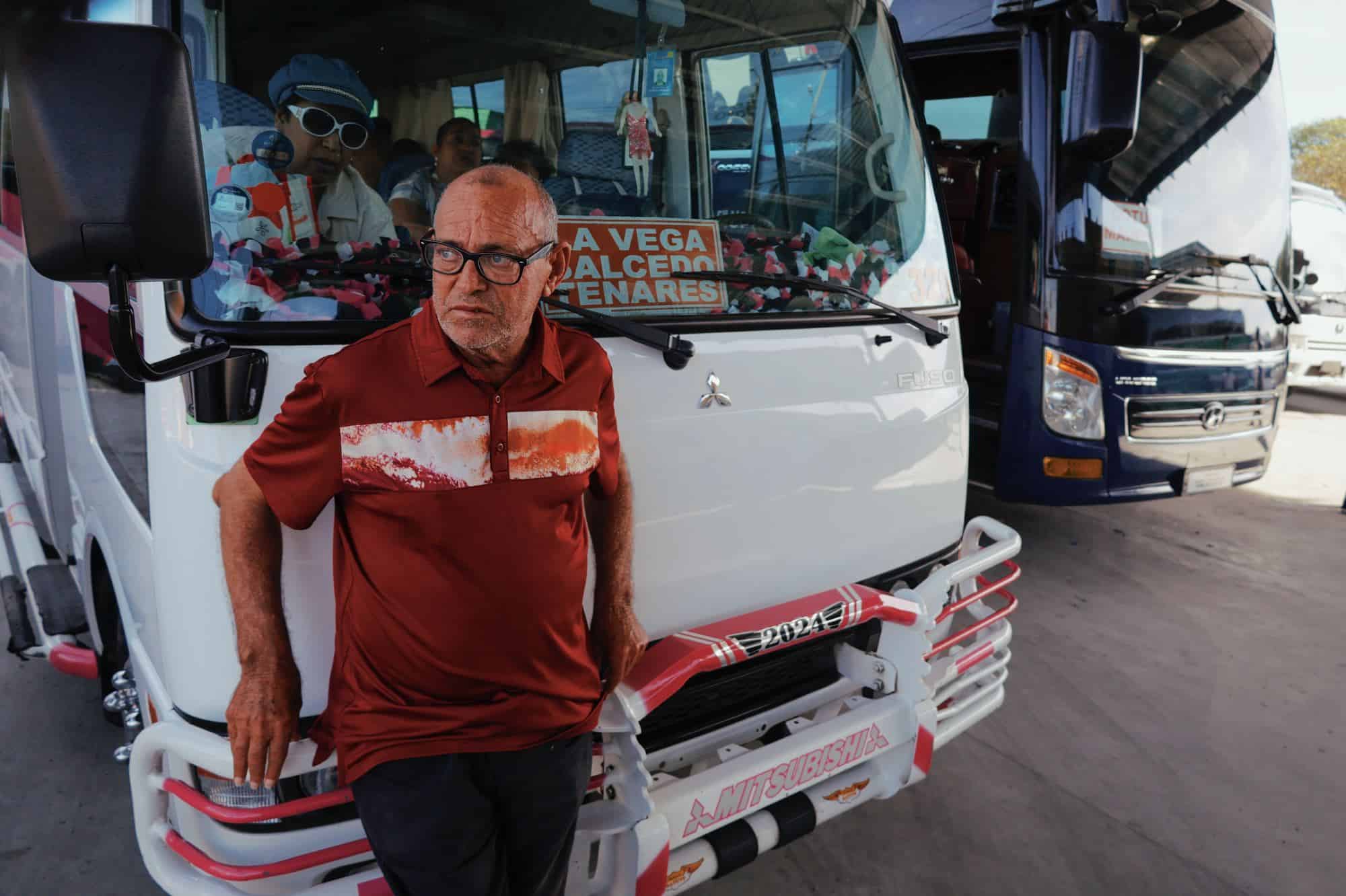 El conductor de un autobús espera por los pasajeros que trasladará hasta La Vega, Salcedo y Tenares.