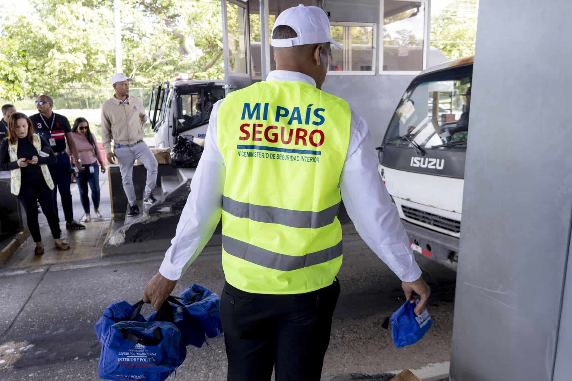 Efectivos del Ministerio de Interior y Policía entregan botiquines de primeros auxilios, a los viajeros que transitan por el peaje de la autopista Duarte.