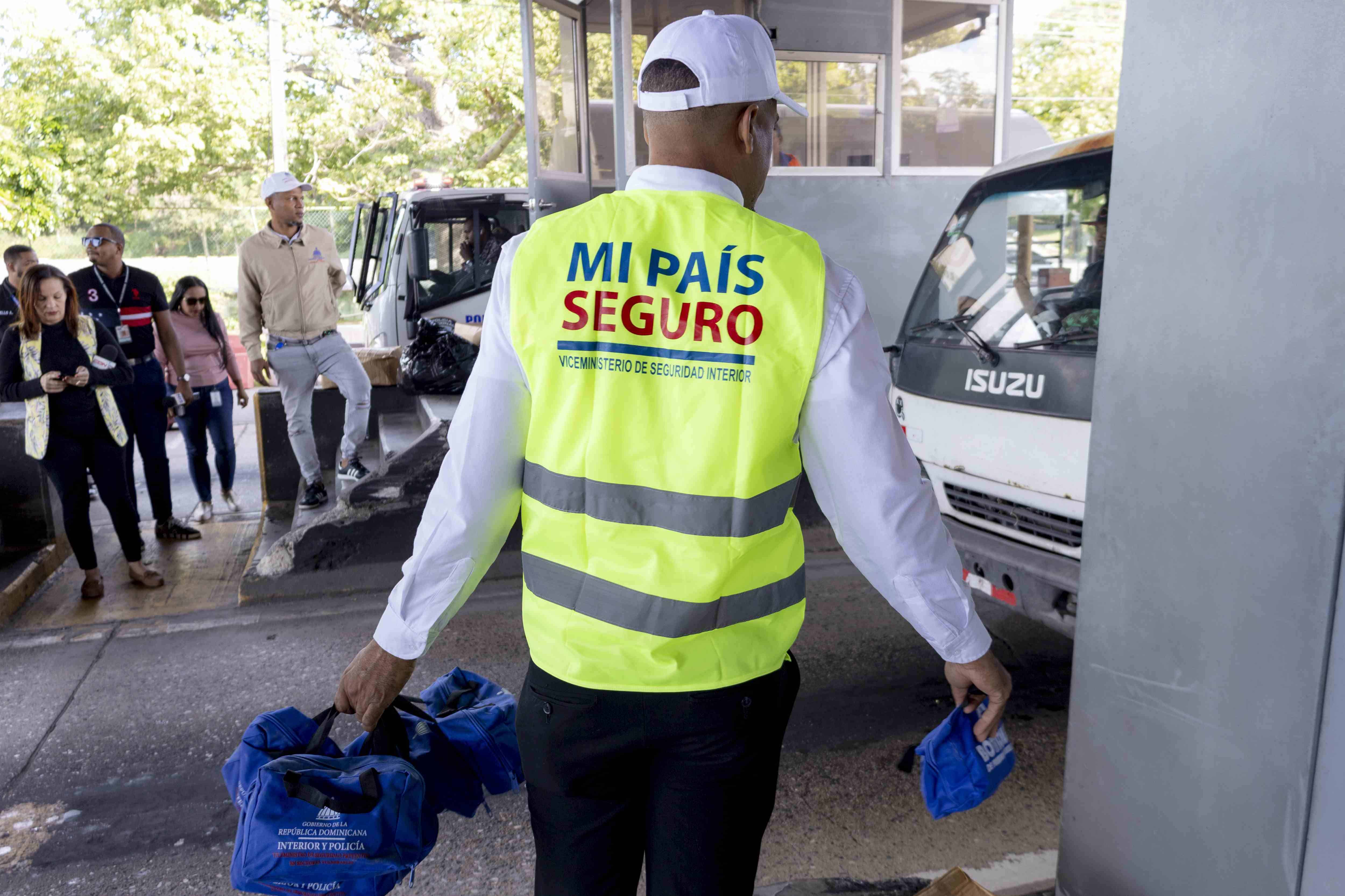 Inicio de campaña "Viaja seguro, regresa consciente" en el peaje de la autopista Duarte.