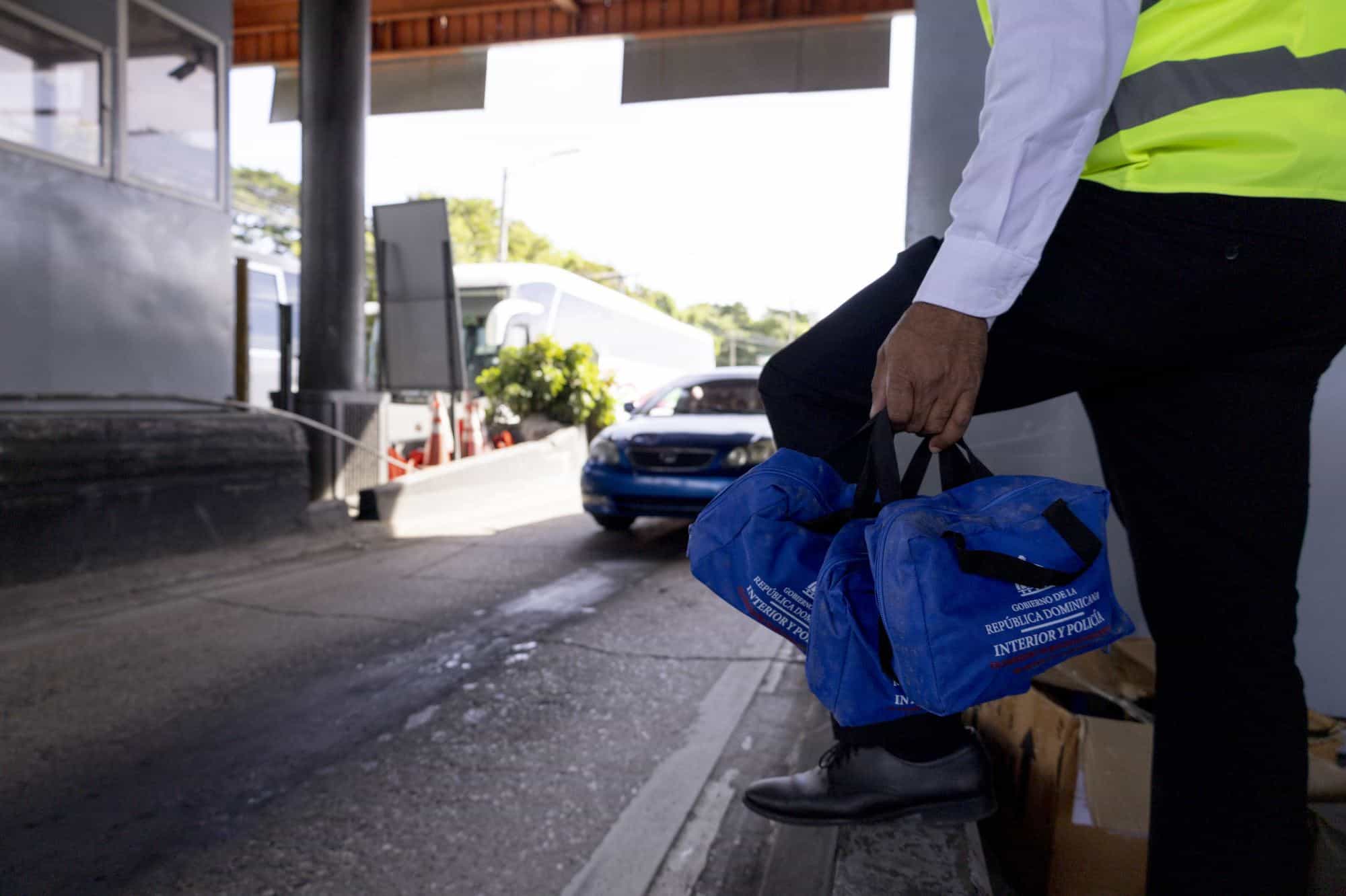 Al menos 3,500 botiquines de primeros auxilios fueron entregados a los primeros viajeros que transitaron por el peaje de la autopista Duarte el lunes 30 de diciembre.