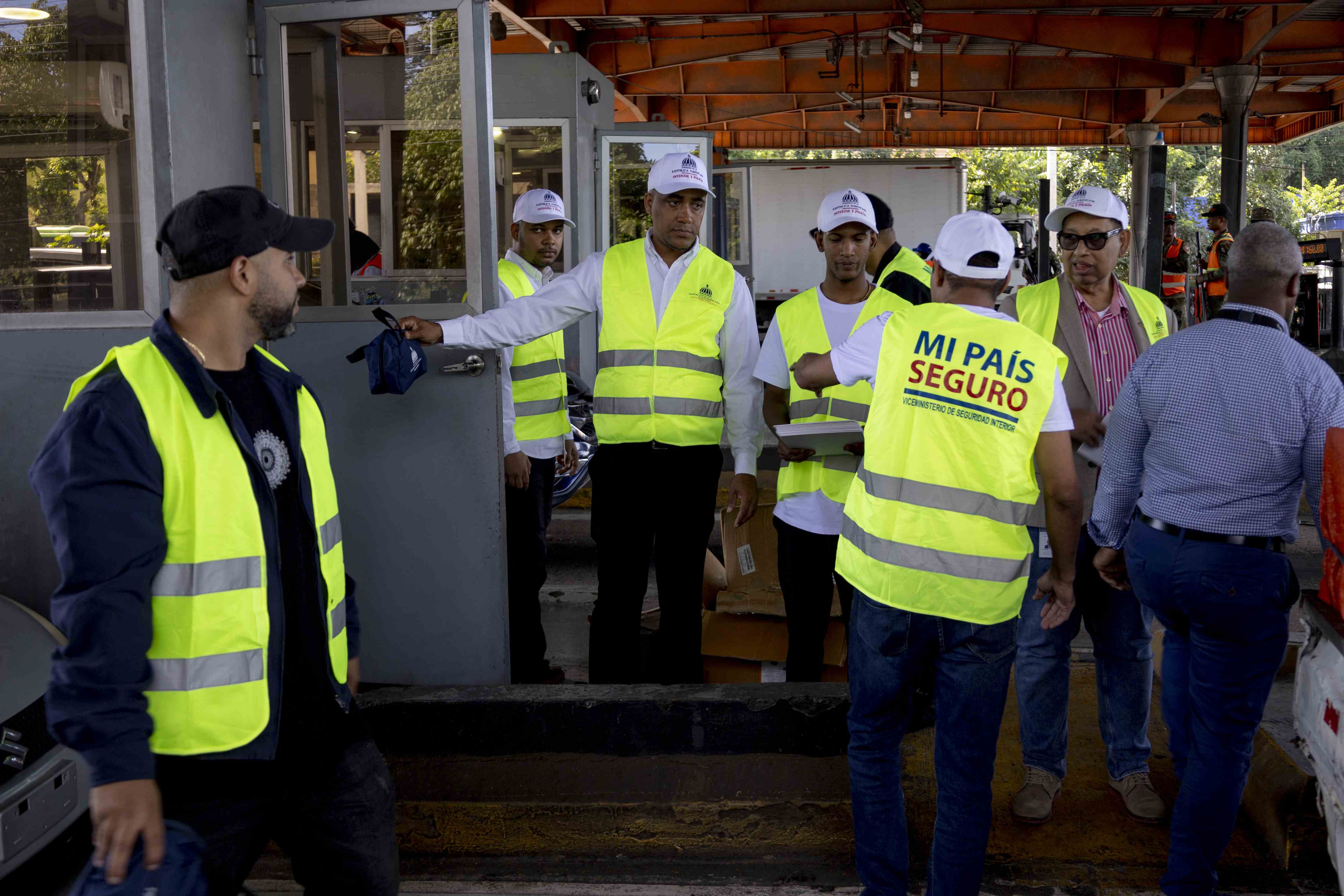 Inicio de campaña "Viaja seguro, regresa consciente" en el peaje de la autopista Duarte.