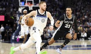 DiVincenzo anota 26 y lidera a los Timberwolves en victoria 112-110 sobre Spurs