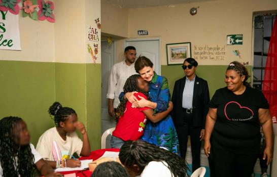 Raquel Peña comparten con los niños del Hogar Familia Bethesda con juguetes y apoyo escolar