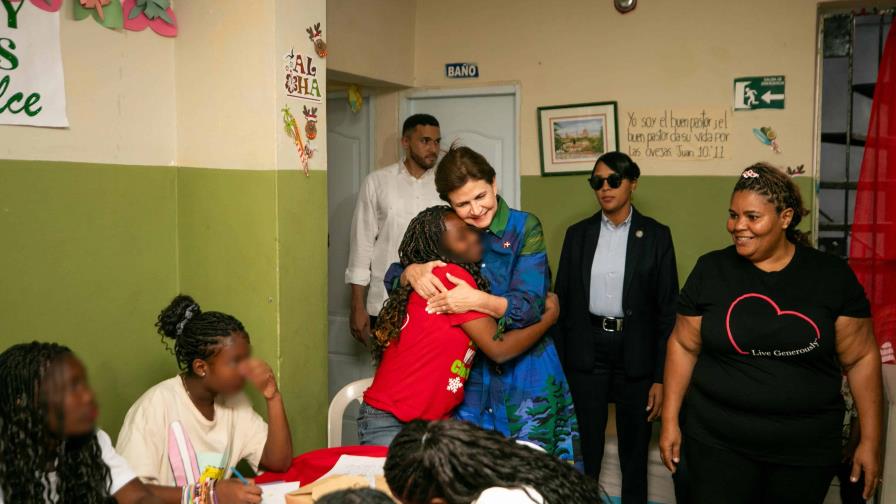 Raquel Peña comparten con los niños del Hogar Familia Bethesda con juguetes y apoyo escolar