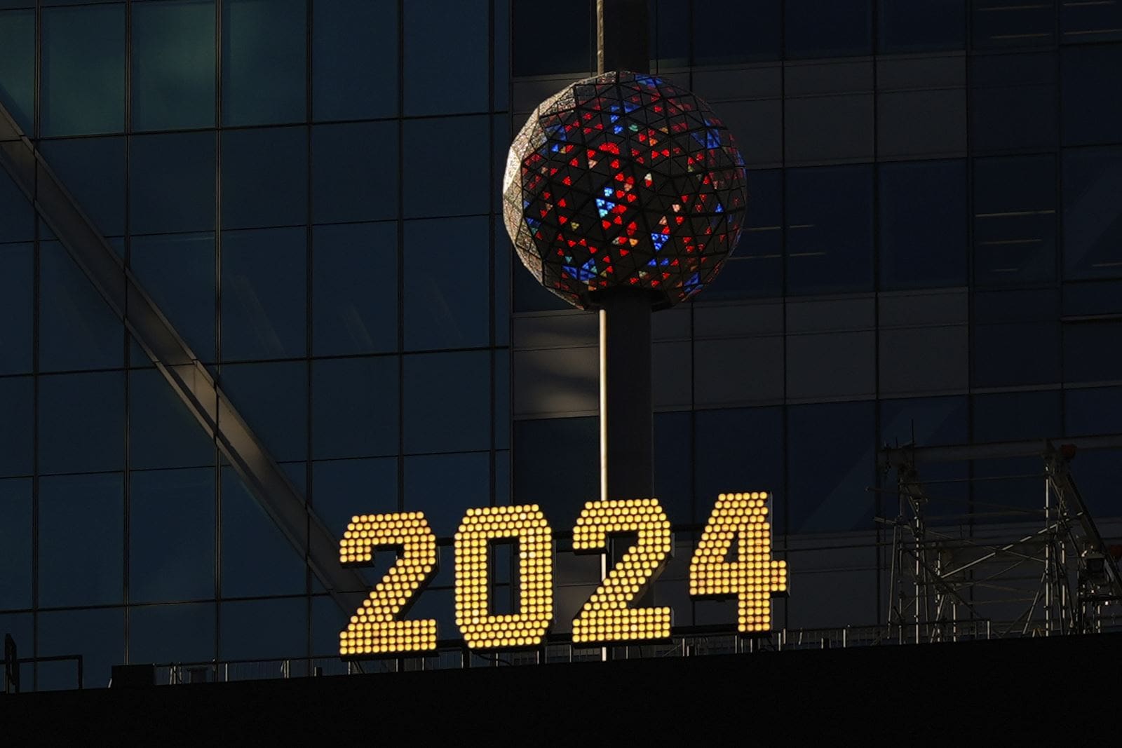 Los números de la víspera de Año Nuevo de 2024 se exhiben en Times Square, el miércoles 18 de diciembre de 2024, en Nueva York.