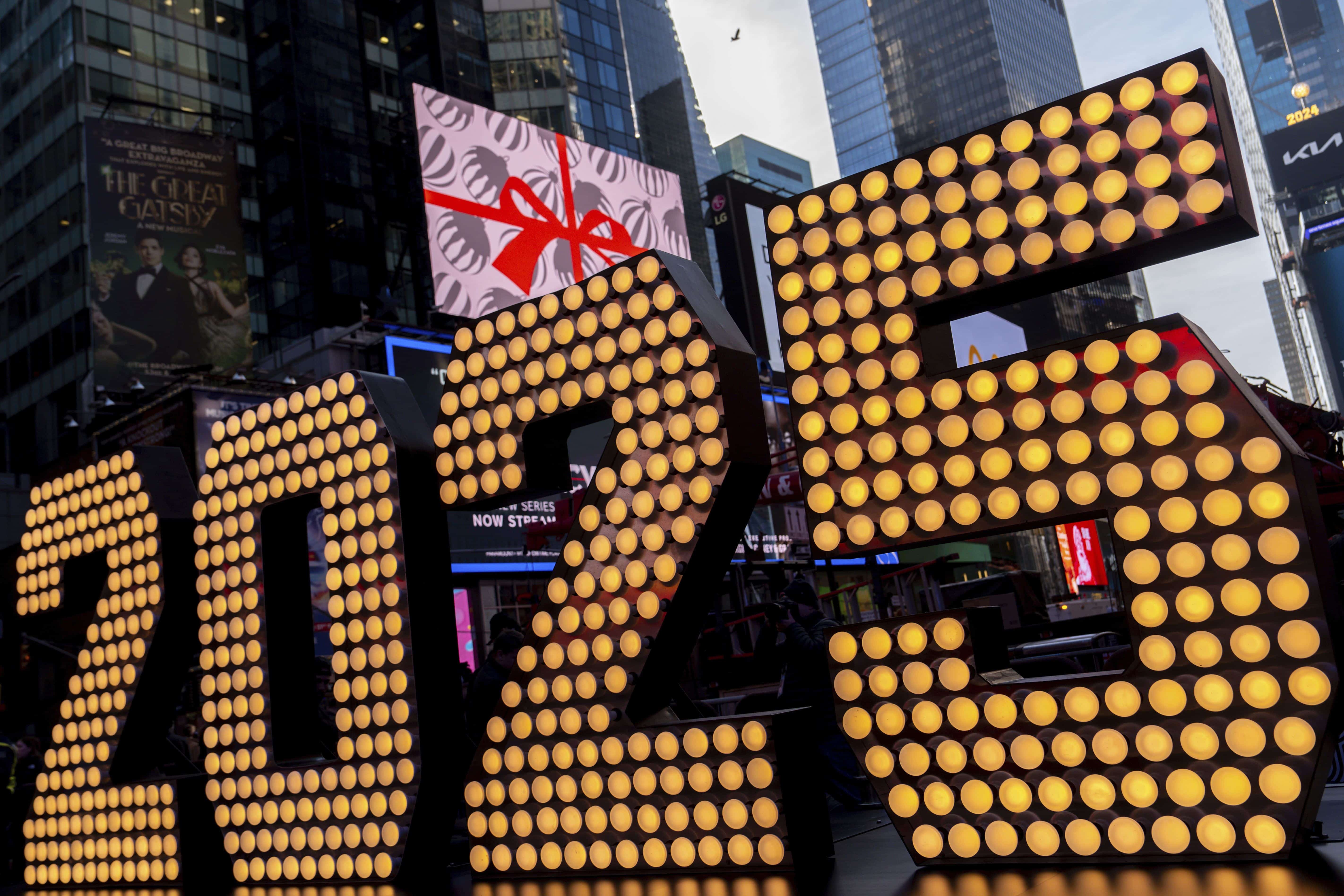 Los números de la víspera de Año Nuevo de 2025 se exhiben en Times Square, el 18 de diciembre de 2024, en Nueva York.