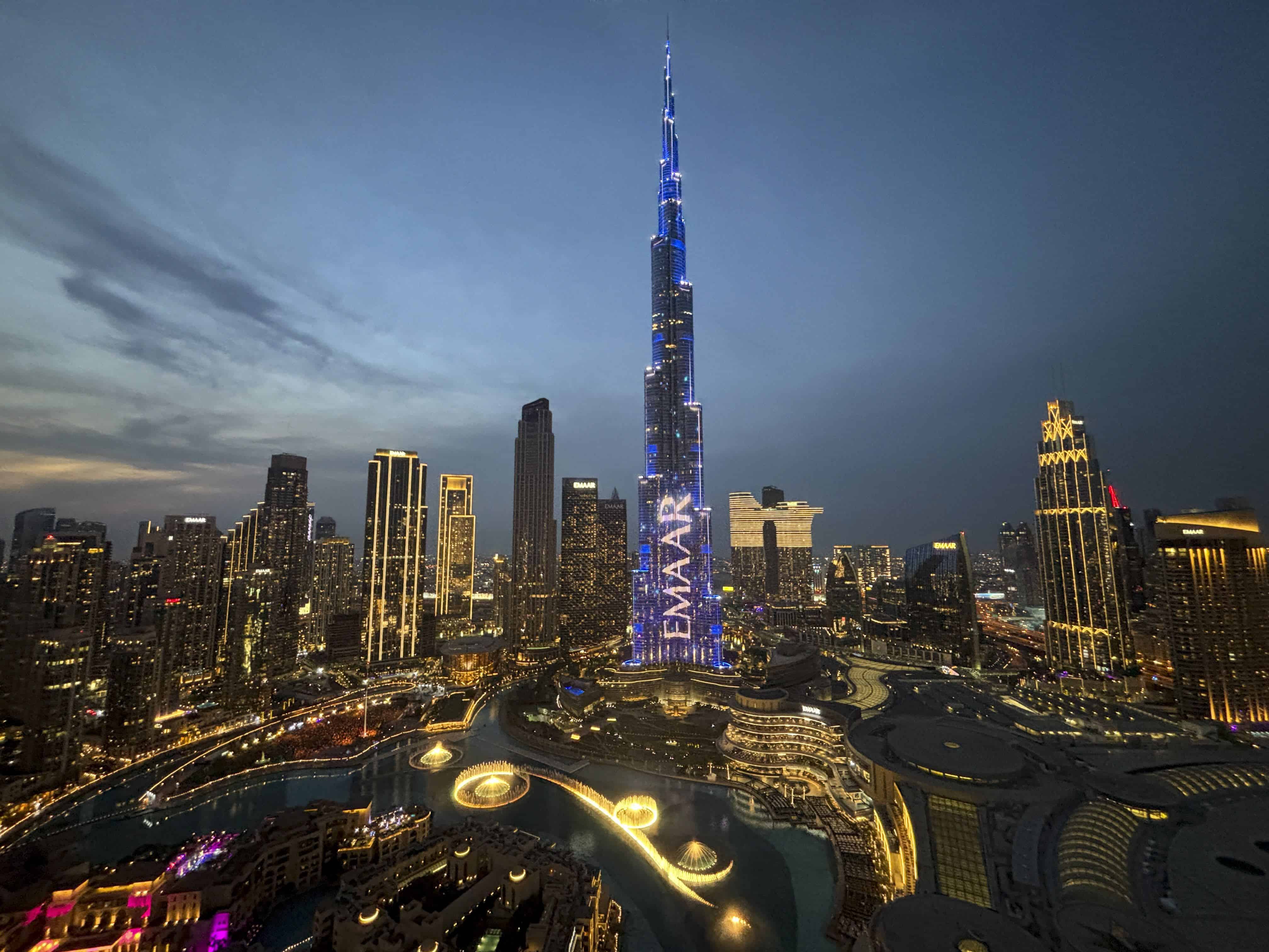 Las luces iluminan el Burj Khalifa, el edificio más alto del mundo, y otros edificios antes de la celebración de la víspera de Año Nuevo, en Dubai, Emiratos Árabes Unidos, el martes 31 de diciembre de 2024.