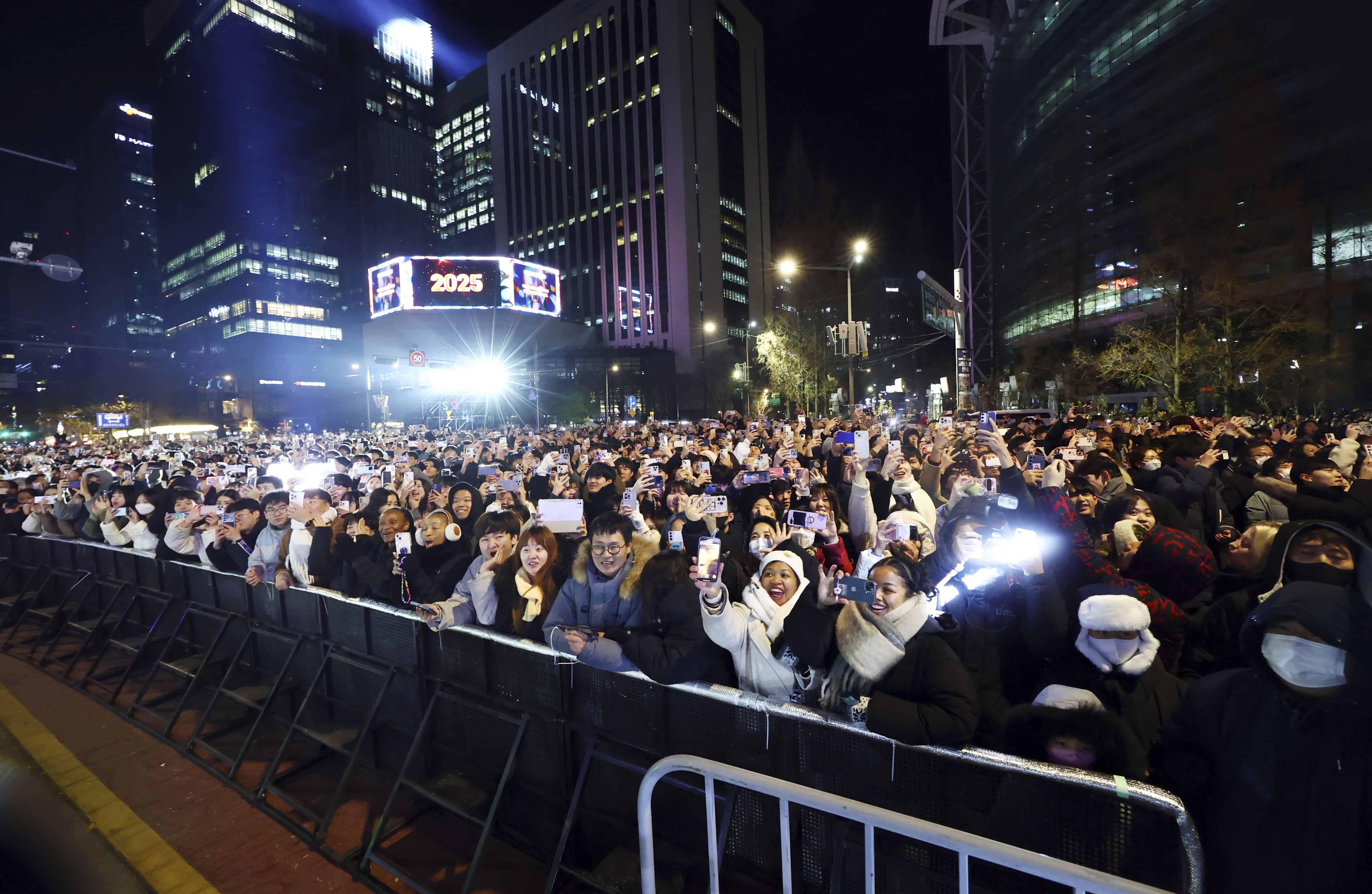 La gente se reúne durante un evento de cuenta regresiva en el pabellón Bosingak en Seúl, Corea del Sur, el martes 31 de diciembre de 2024.