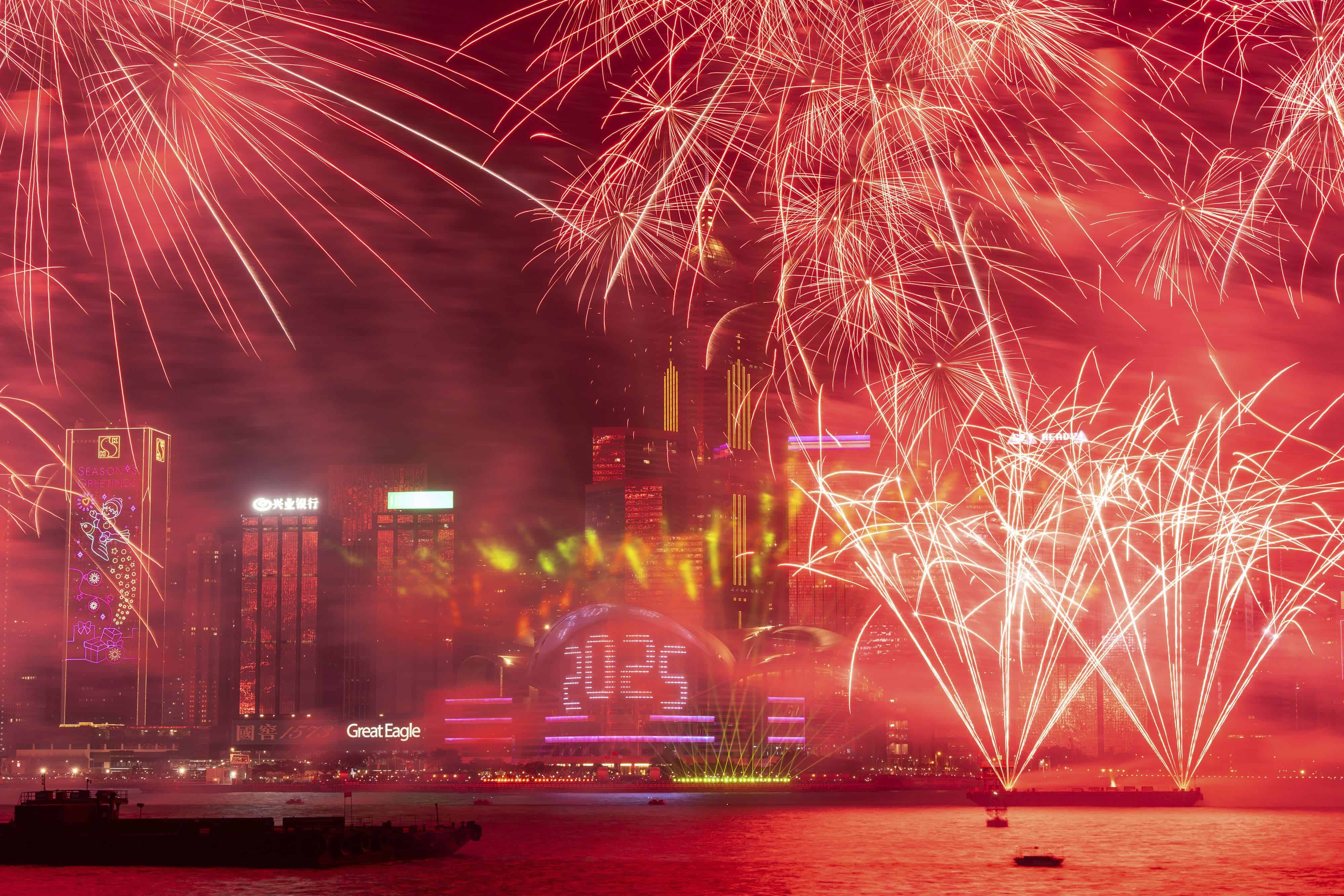 Los fuegos artificiales explotan sobre el puerto de Victoria para celebrar el comienzo de 2025 en Tsim Sha Tsui en Hong Kong, el miércoles 1 de enero de 2025.