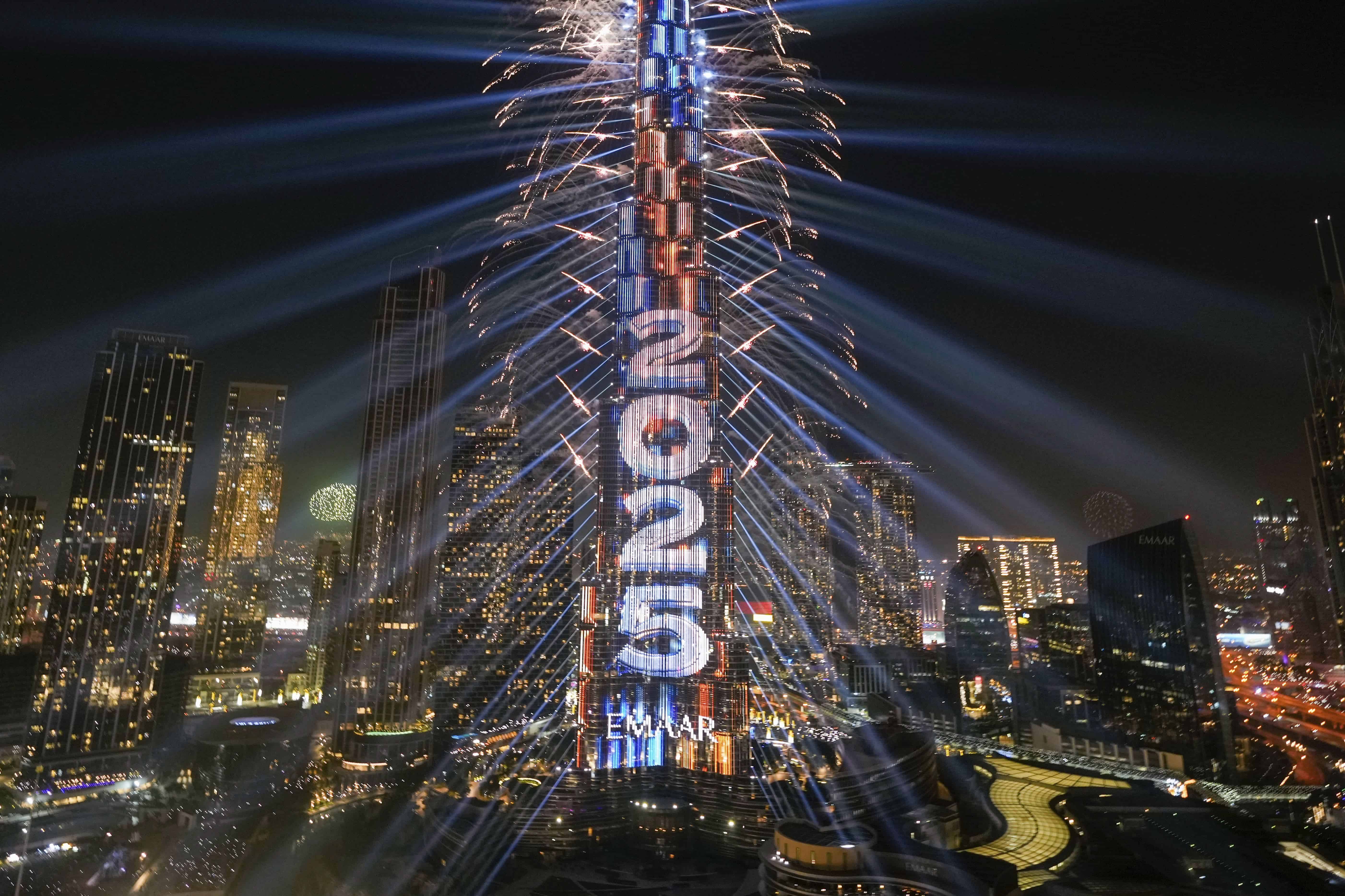 Los fuegos artificiales explotan en el Burj Khalifa, el edificio más alto del mundo, durante la celebración de la víspera de Año Nuevo en Dubai, Emiratos Árabes Unidos, el miércoles 1 de enero de 2025.