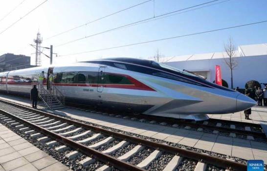 China presenta nuevos trenes bala que alcanzan 450 kilómetros por hora