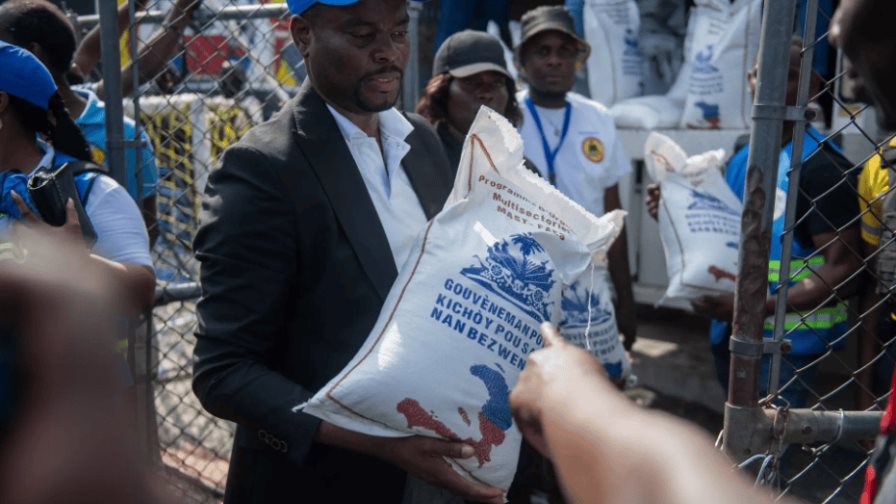 El Gobierno de Haití reparte alimentos en jornada de solidaridad por desplazados internos