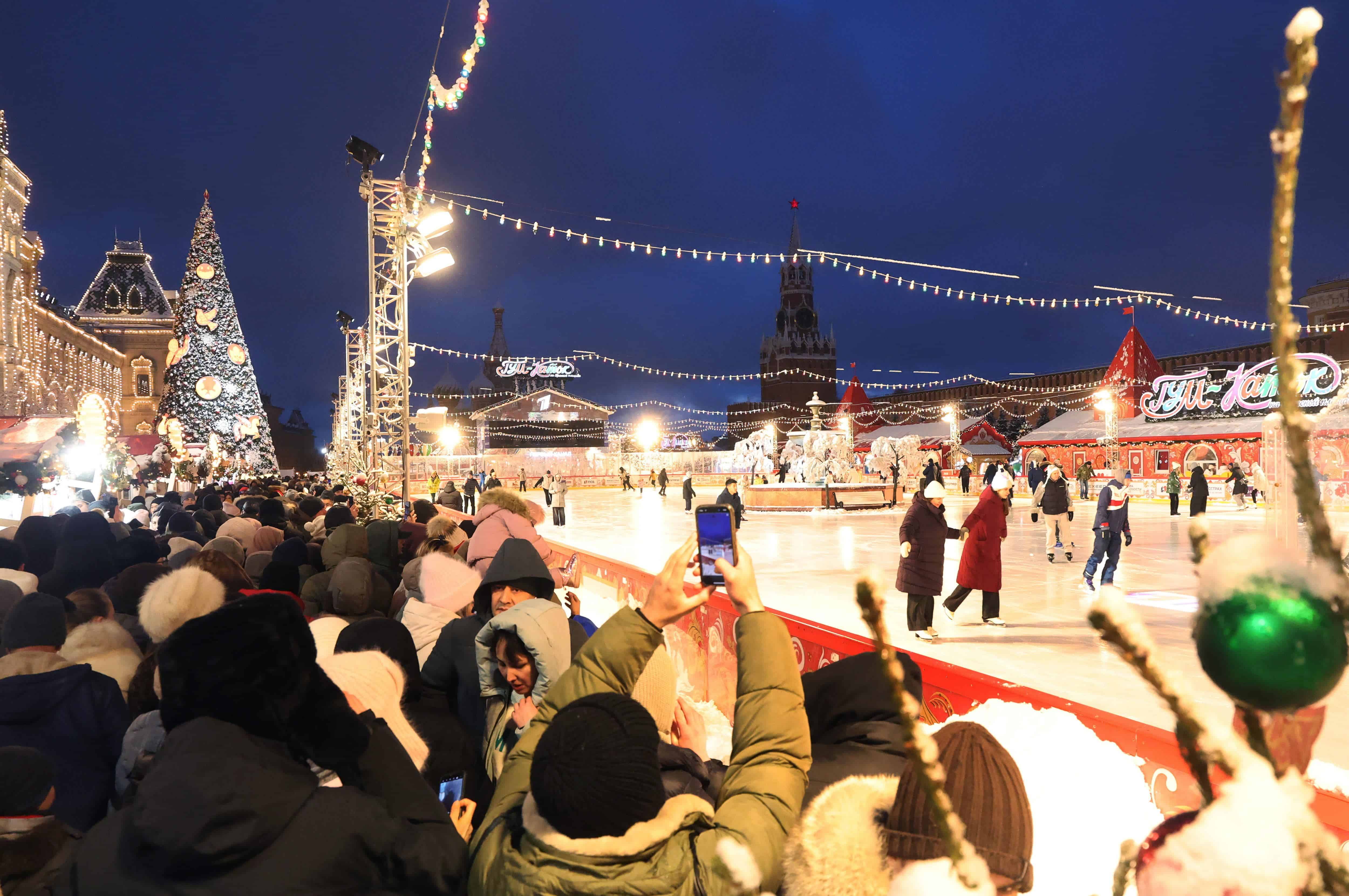 Personas patinan en una pista de patinaje al aire libre en la Plaza Roja, frente al Kremlin, en la víspera de Año Nuevo en Moscú, Rusia, el 31 de diciembre de 2024. Los rusos se preparan para celebrar la Nochevieja el 31 de diciembre y la Navidad el 7 de enero, según el calendario juliano ortodoxo ruso. (Rusia, Moscú)