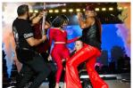 La acción del bajista de Aventura hacia Yailin durante concierto que ha sido calificada de acoso La acción del bajista de Aventura hacia Yailin durante concierto que ha sido calificada de acoso