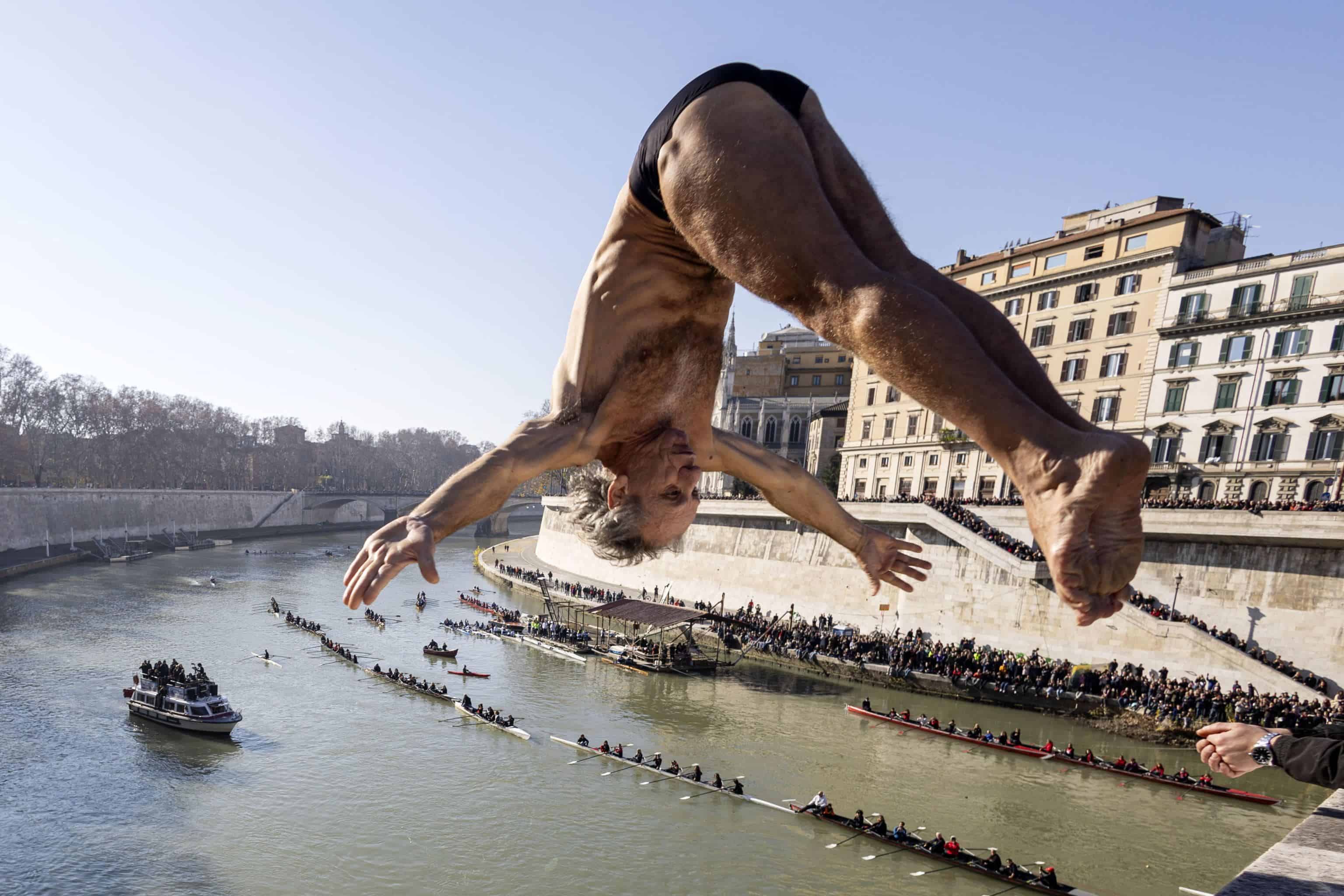 Marco Fois salta del puente Cavour para celebrar la llegada de la víspera de Año Nuevo a Roma, Italia, el 1 de enero de 2025. Durante esta tradición de Año Nuevo, los hombres saltan del puente de 15 metros de altura a las aguas del río Tíber.
