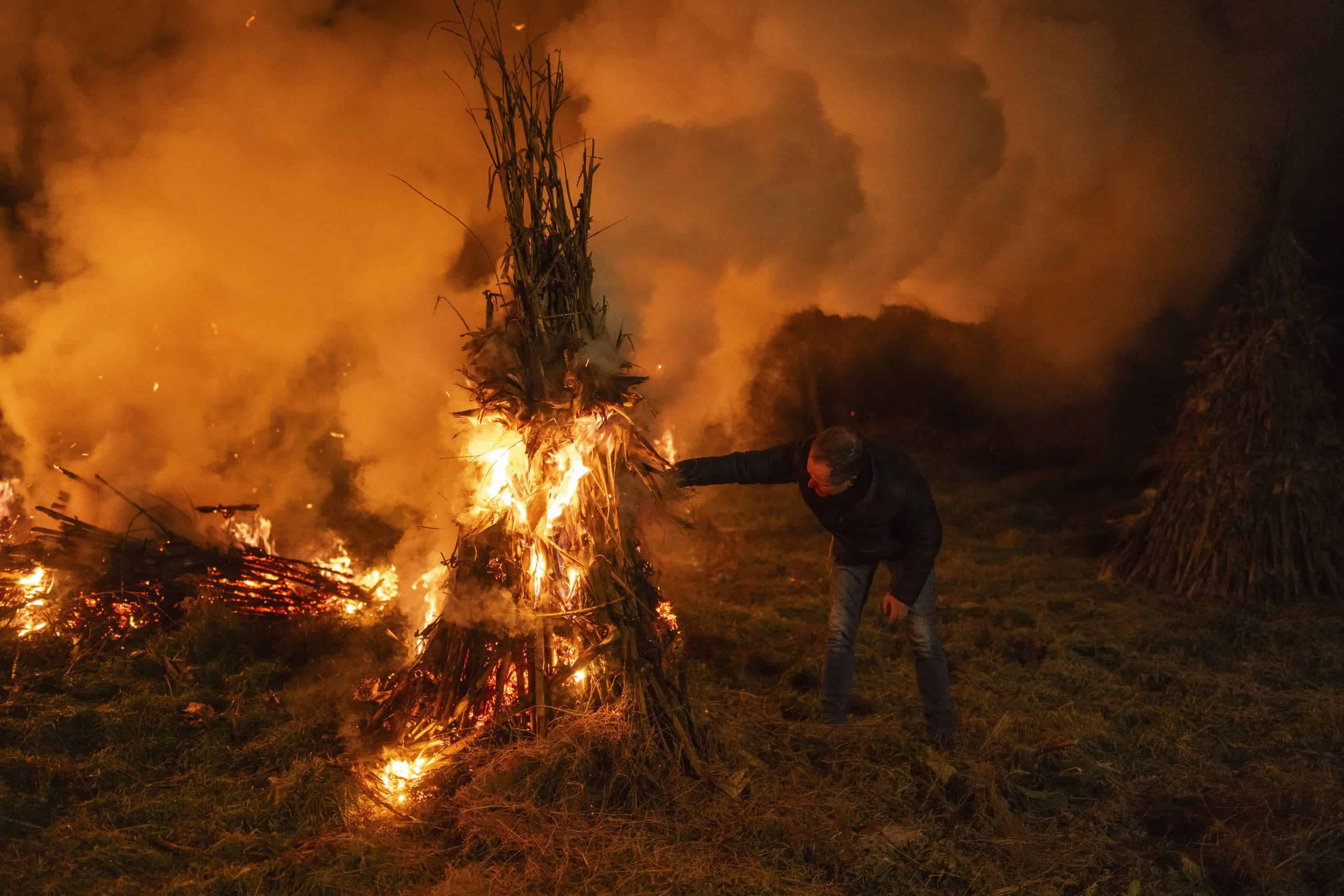 Tras las campanadas de Nochevieja en la parroquia de Sande (Cartelle), los vecinos han recibido el 2025 con la «Queima dos Píos». Estas estructuras, hechas con la paja sobrante tras la cosecha del maíz, se utilizaban como construcción agrícola cónica y luego se llevaban a las cuadras como alimento o cama para los animales.