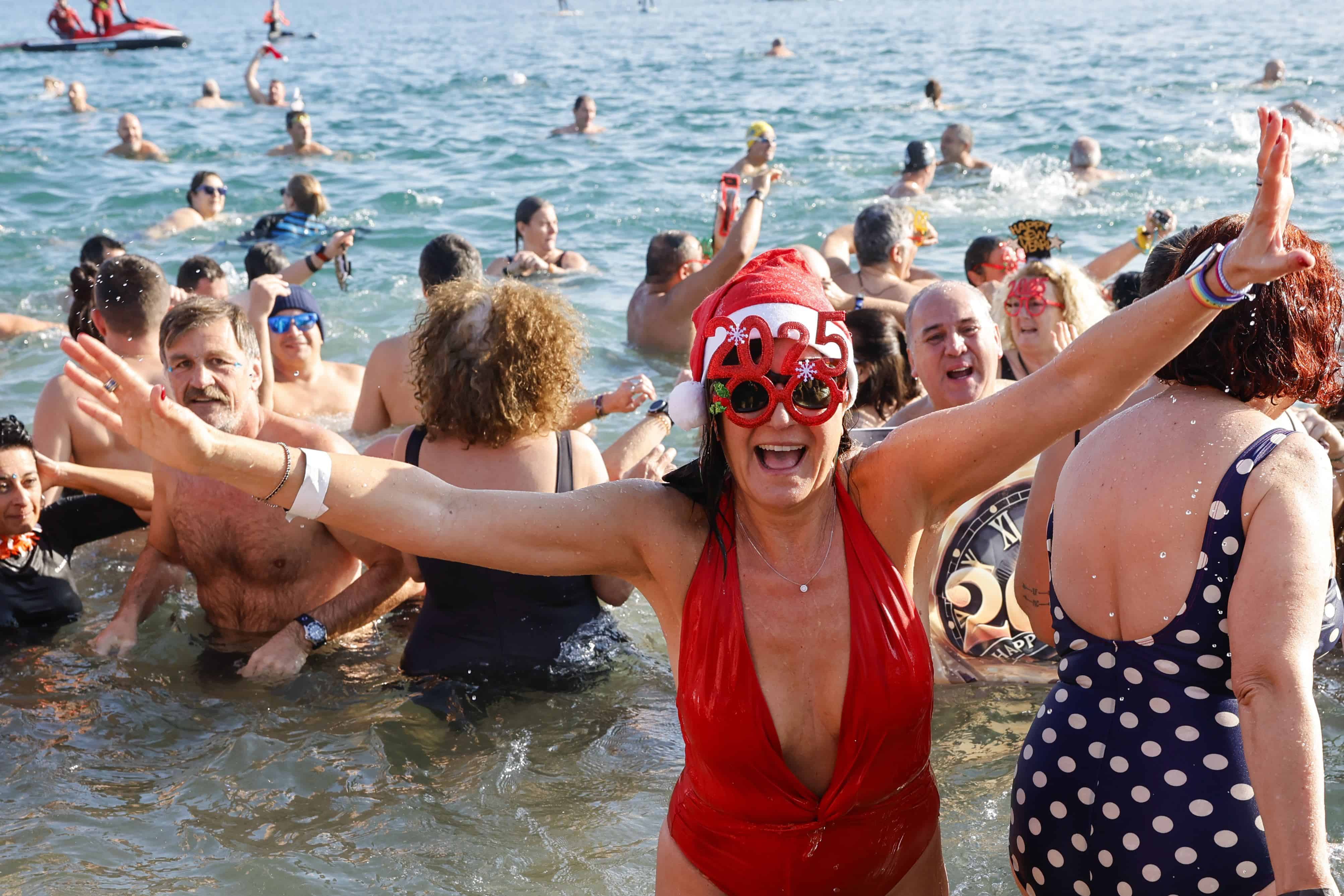 La playa de Sant Sebastià ha sido el escenario, un año más, del primer baño del año en Barcelona, una iniciativa solidaria que este año recauda fondos para entidades que velan por las personas sin hogar.Numerosas personas han participado en esta iniciativa para la que había que abonar una inscripción de cuatro euros y que se ha organizado a las doce del mediodía ante las instalaciones del Club Natació Atlètic-Barceloneta. EFE/Toni Albir