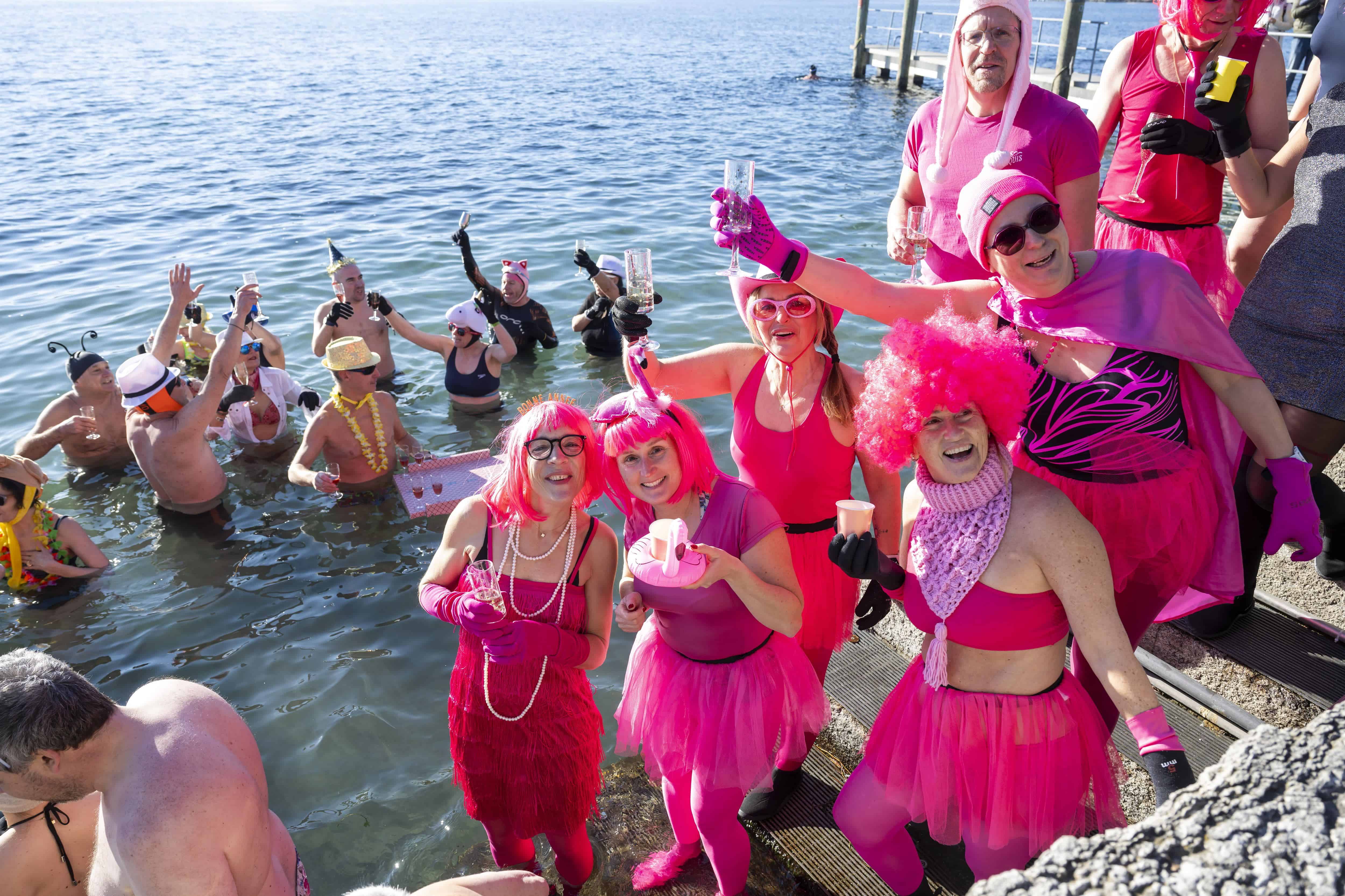 La gente brinda con champán mientras nada en el agua fría durante el tradicional Día de Año Nuevo nadando en el Lago de Ginebra en el Bains des Paquis en Ginebra, Suiza, el 1 de enero de 2025.