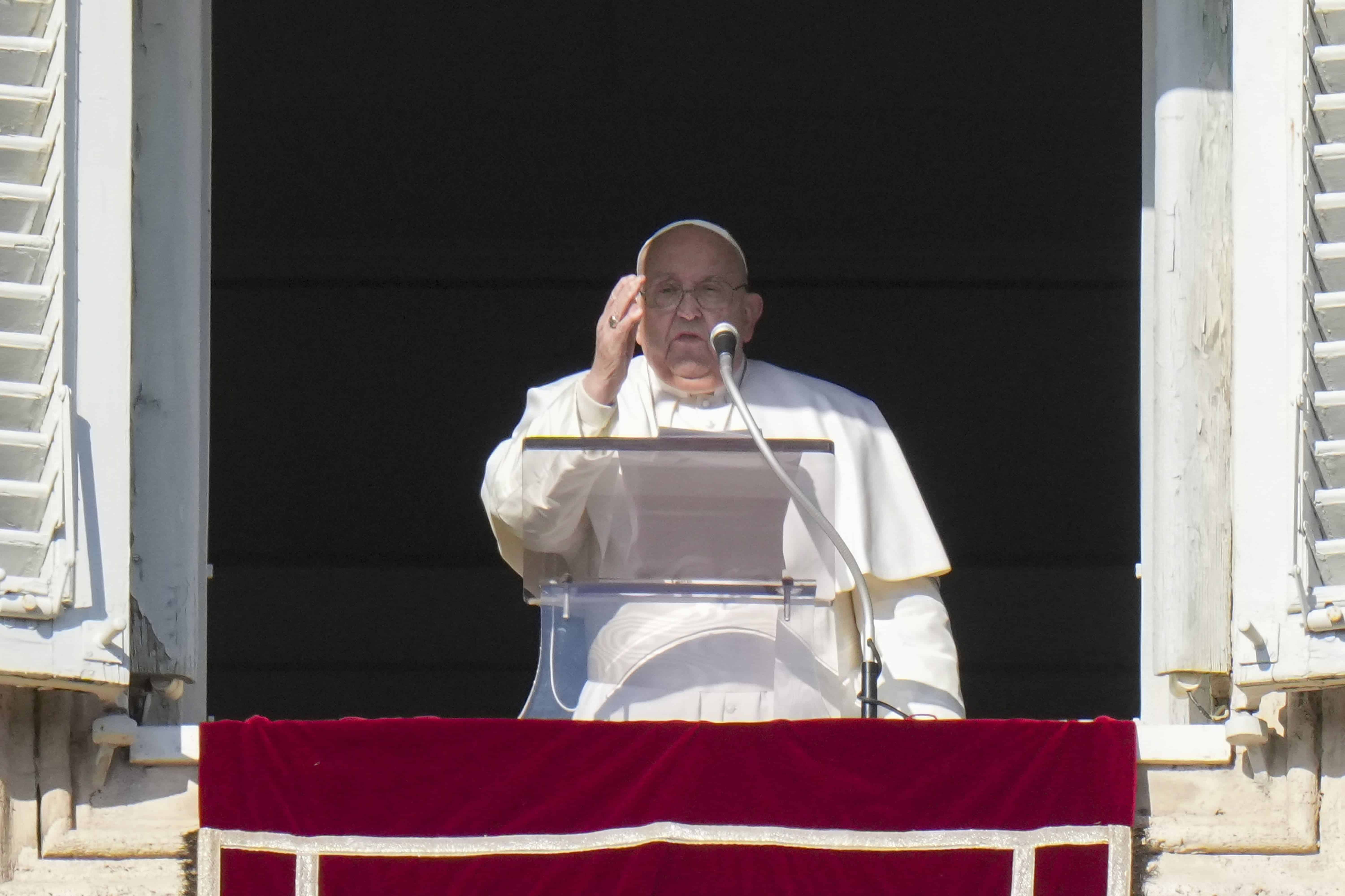 El Papa Francisco aparece en la ventana de su estudio con vistas a St. Plaza de San Pedro en el Vaticano para bendecir a los peregrinos y fieles después de presidir una misa en St. Basílica de San Pedro el día de Año Nuevo, miércoles 1 de enero de 2025.