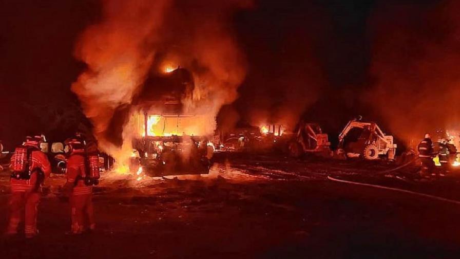 Ataque incendiario en el sur de Chile termina con cinco vehículos destruidos Ataque incendiario en el sur de Chile termina con cinco vehículos destruidos