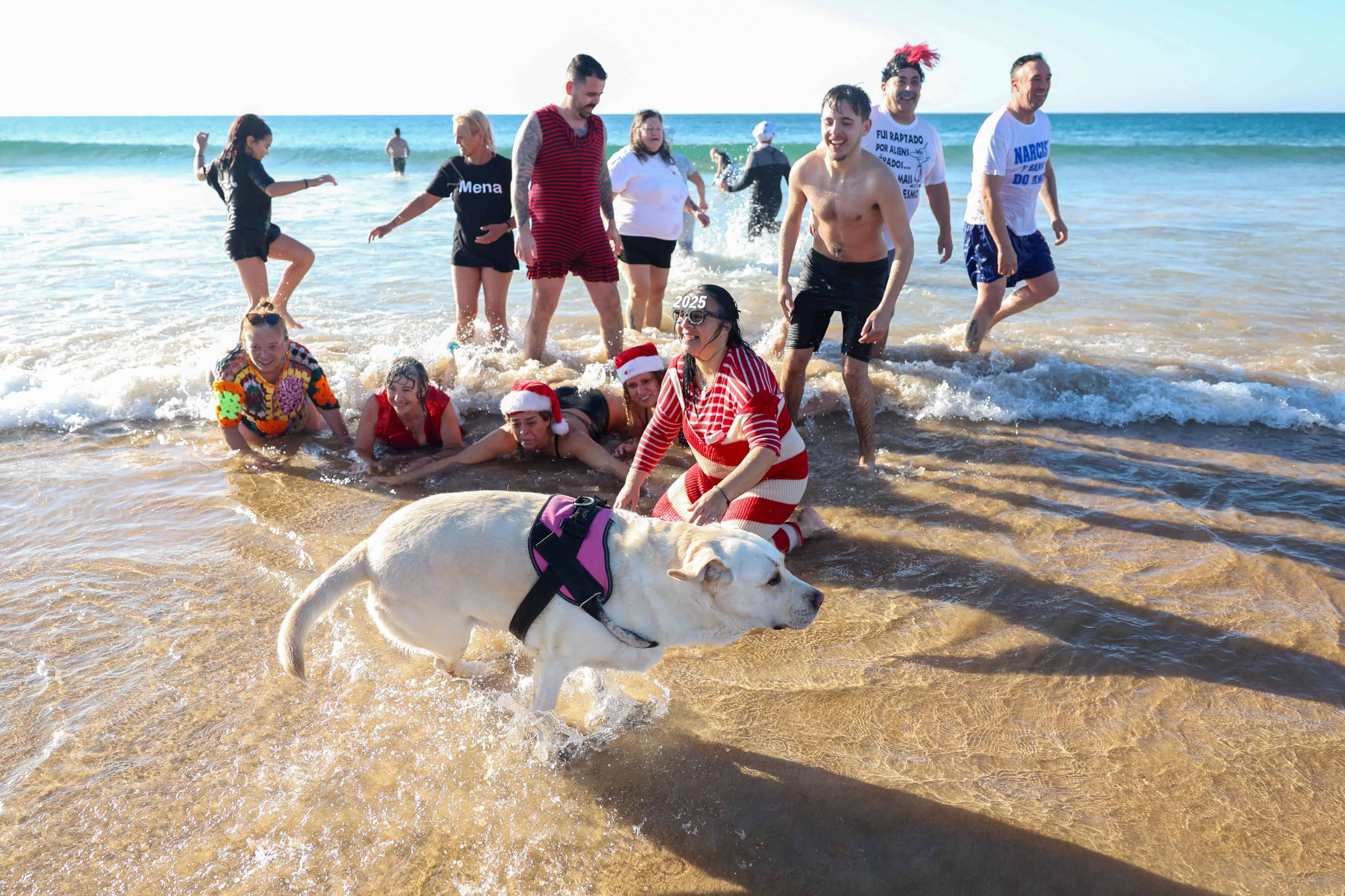 La gente participa en el tradicional baño de mar de Año Nuevo durante las celebraciones del Día de Año Nuevo en la playa de Cascais, cerca de Lisboa, Portugal, el 1 de enero de 2025.