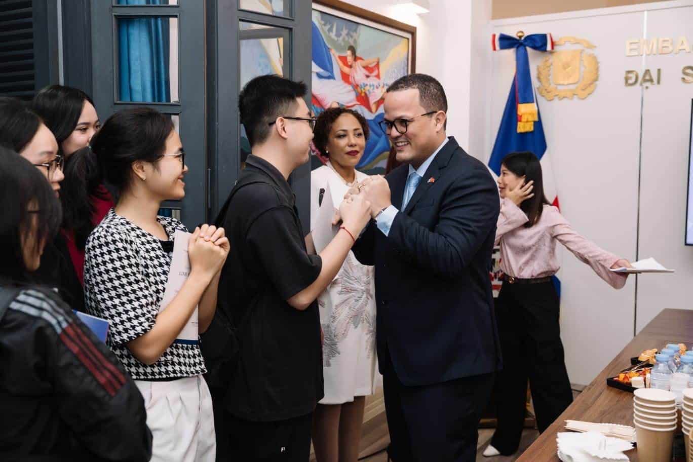 El embajador celebró junto a los participantes del concurso.